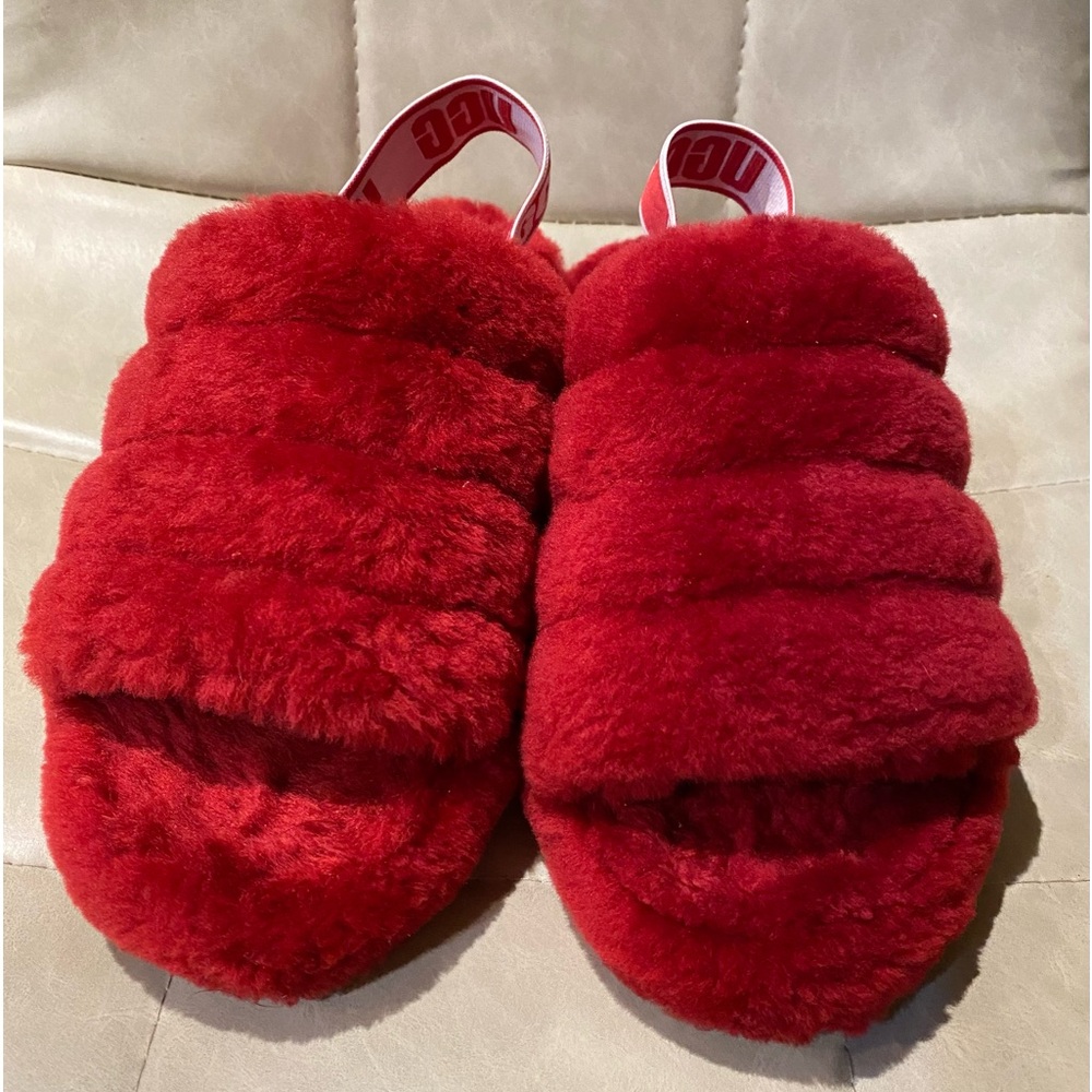 UGG Fluffy Slipper sz 6